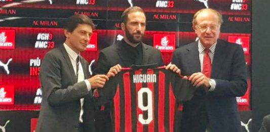 Milan, Higuain riceve il Tapiro d’oro di Striscia la Notizia