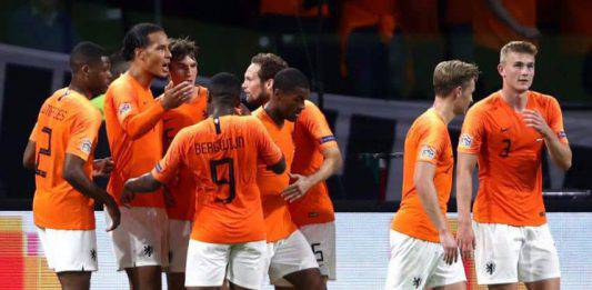 Nations League, Van Djik abbraccia l’arbitro: “ha perso la madre”