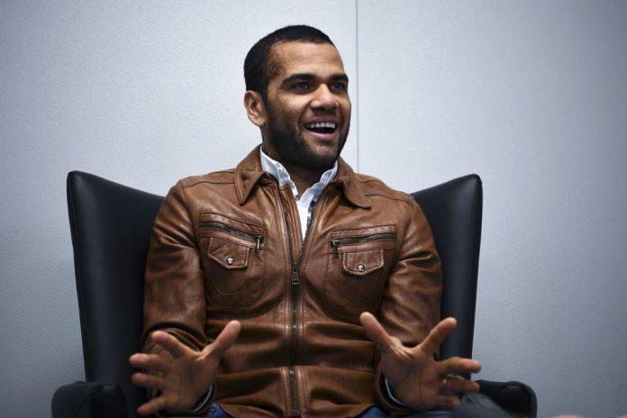 TOPSHOT-FBL-PSG-MAN UTD-ALVES-PORTRAIT