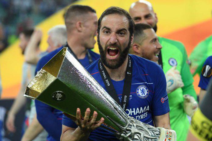 TOPSHOT-FBL-EUR-C3-CHELSEA-ARSENAL-FINAL-TROPHY