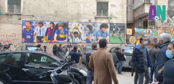 La dimostrazione d'affetto nei confronti di Maradona da parte dei tifosi del Napoli (foto SerieAnews) Napoli Maradona aggiornamenti