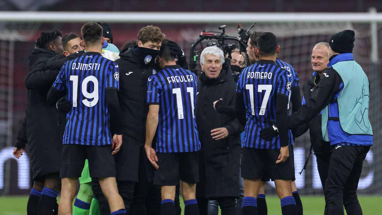 Gasperini festeggia con la squadra