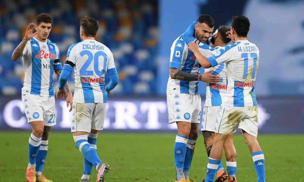 Petagna festeggiato dai compagni per il 2-1 del Napoli