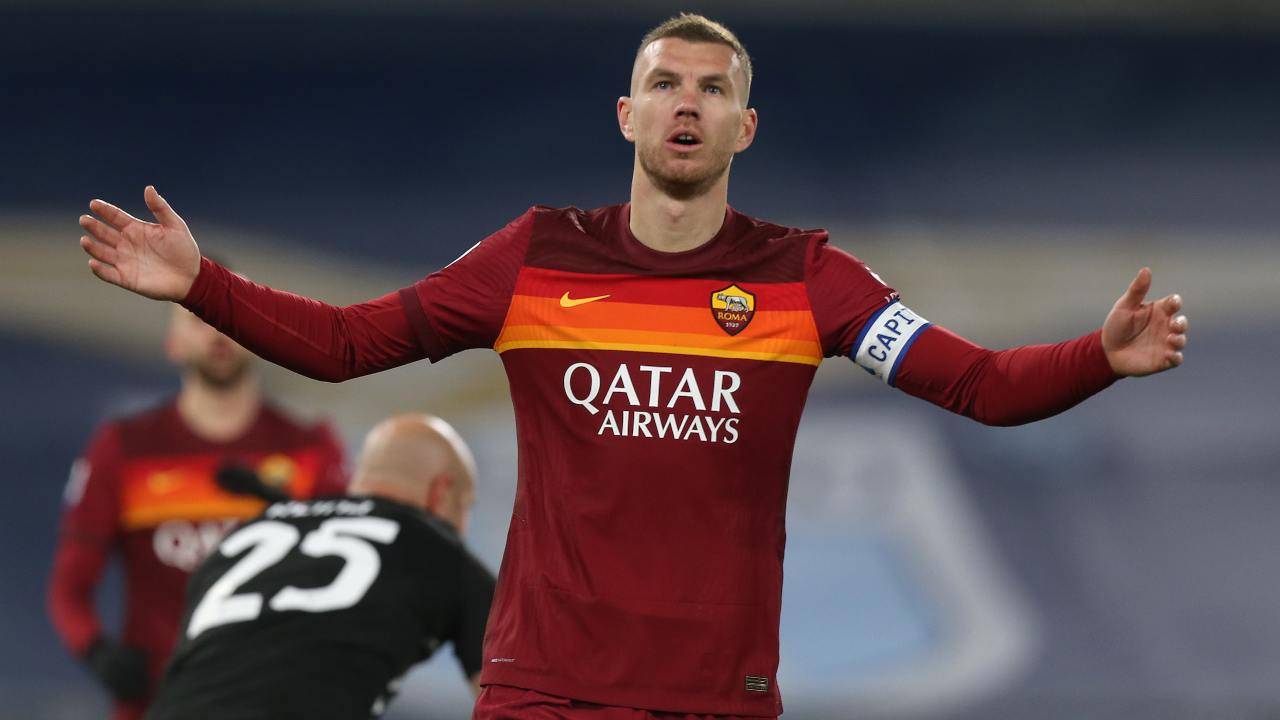 Dzeko festeggia dopo un gol