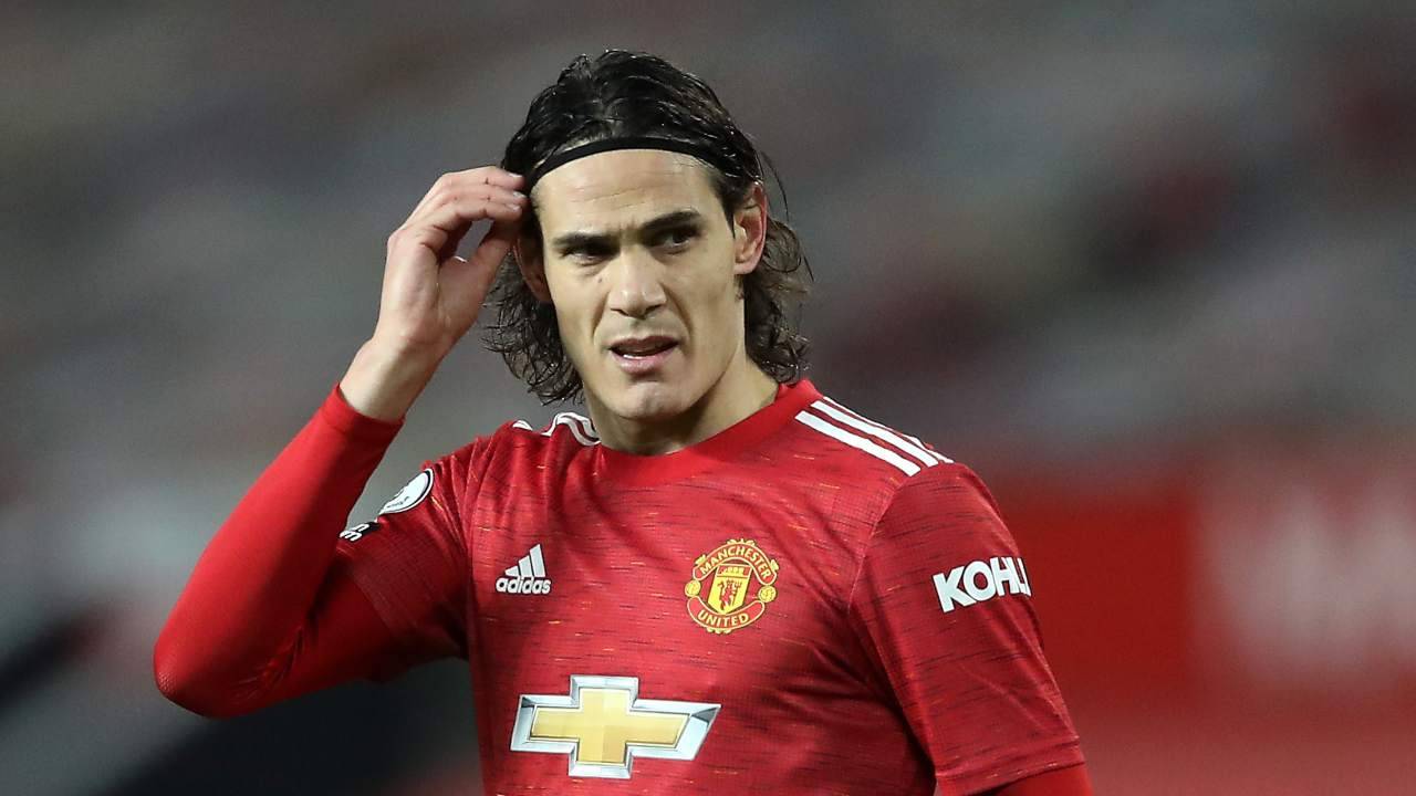Edinson Cavani con le mani tra i capelli