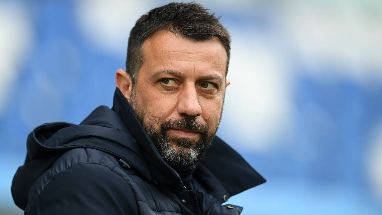 Roberto D'Aversa osserva a bordo campo