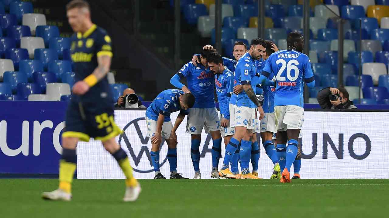 Napoli esulta al gol di Elmas