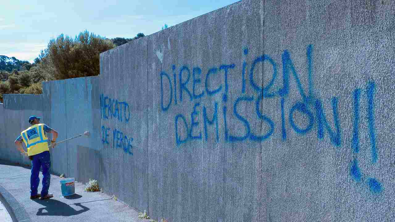 La Commanderie, proteste all'esterno