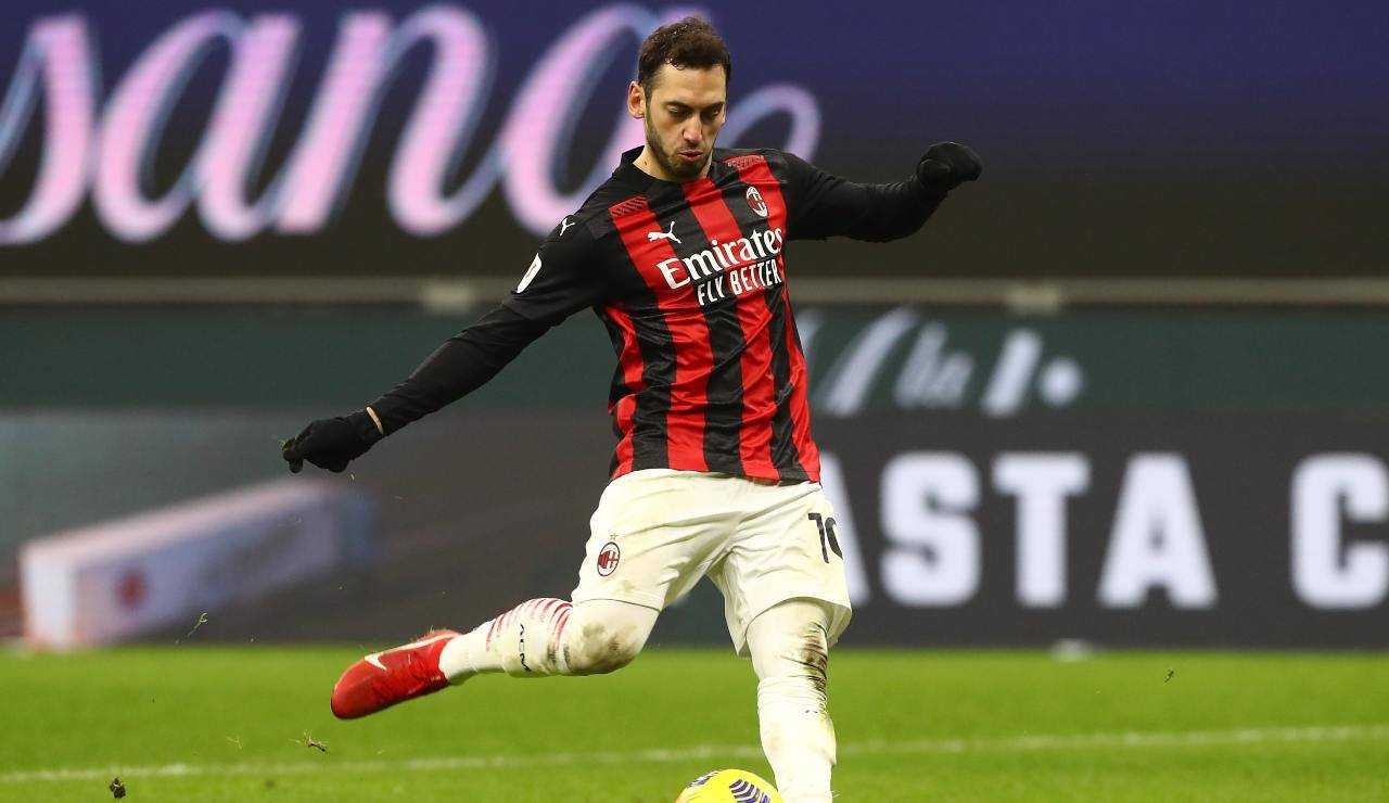 Hakan Calhanoglu mentre calcia il rigore decisivo con il Torino in Coppa Italia