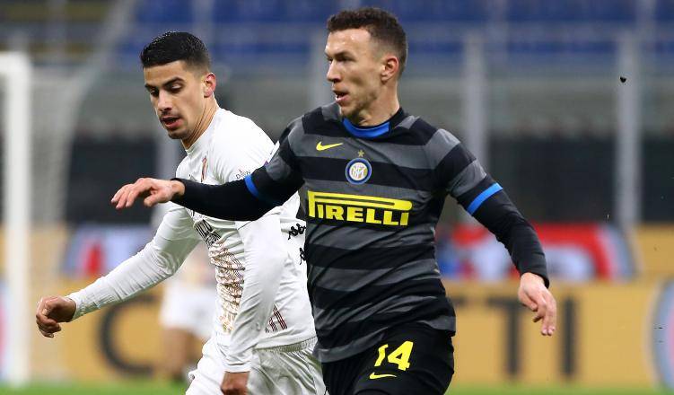 Perisic in azione contro il Benevento