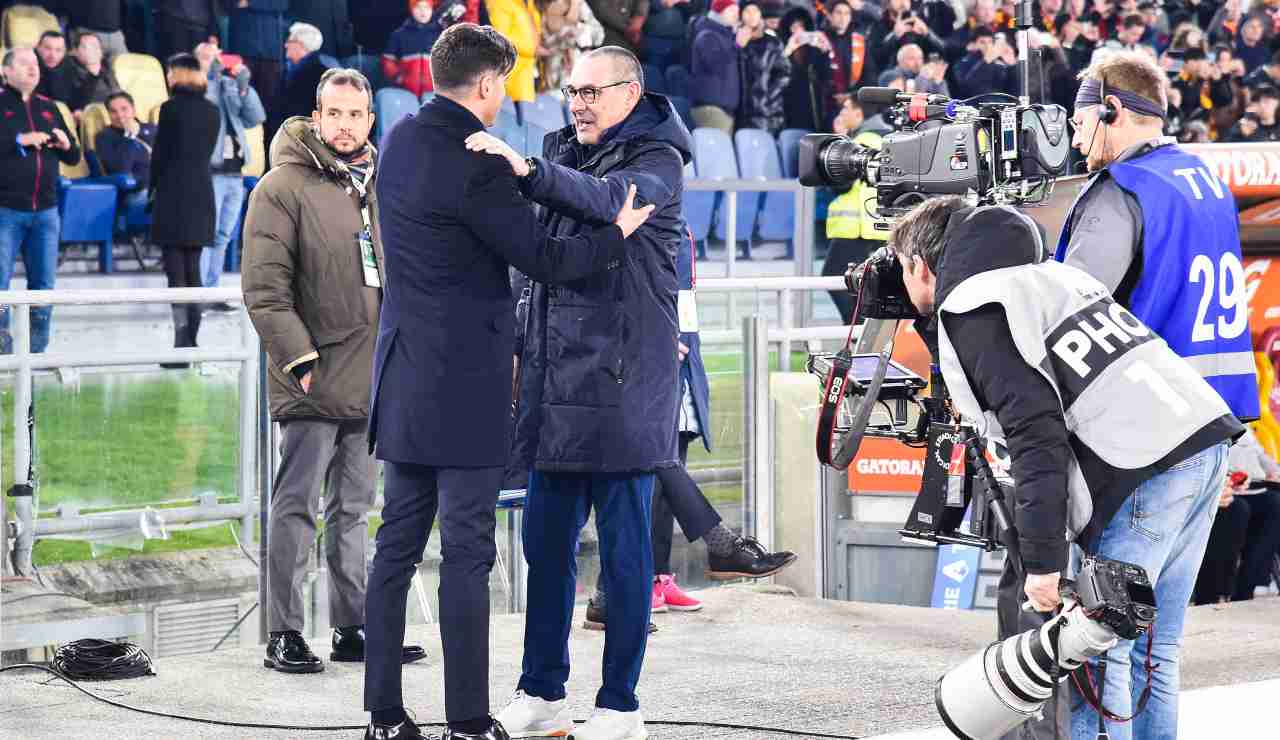 Fonseca e Sarri si abbracciano prima di un Roma-Juventus