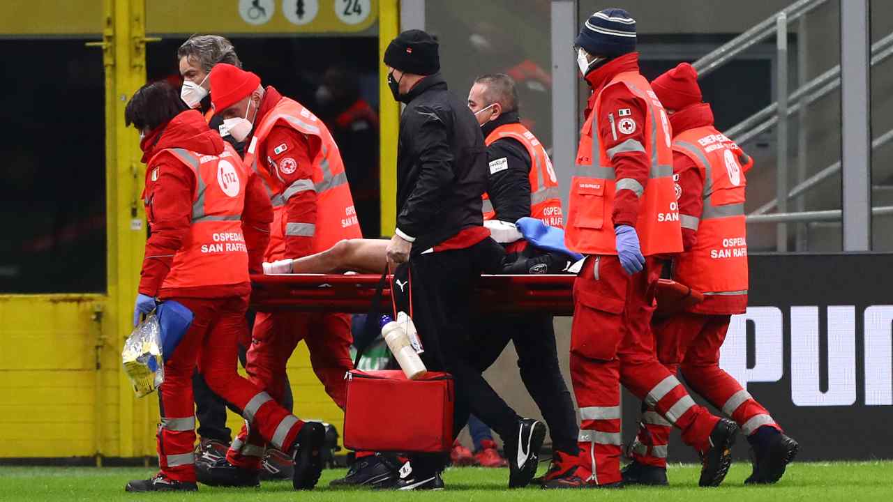 Tonali esce in barella durante Milan-Torino
