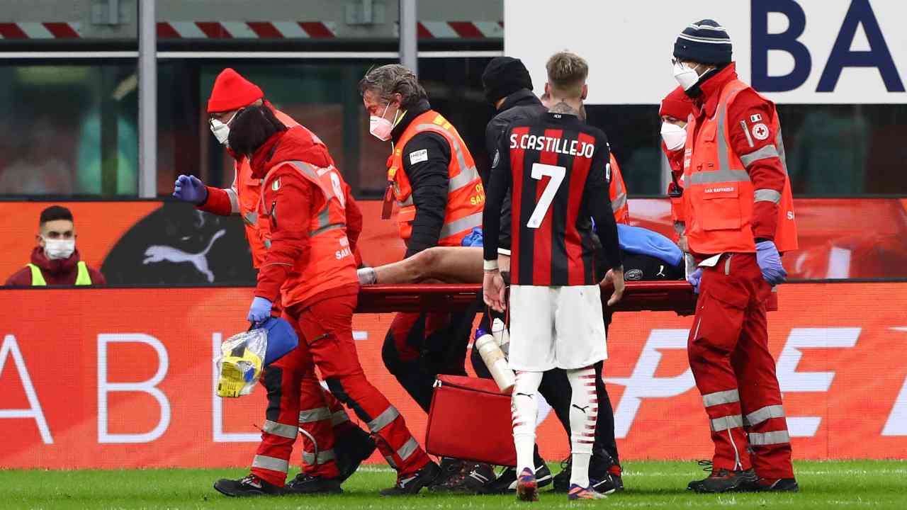 Tonali portato fuori in barella dopo lo scontro con Verdi