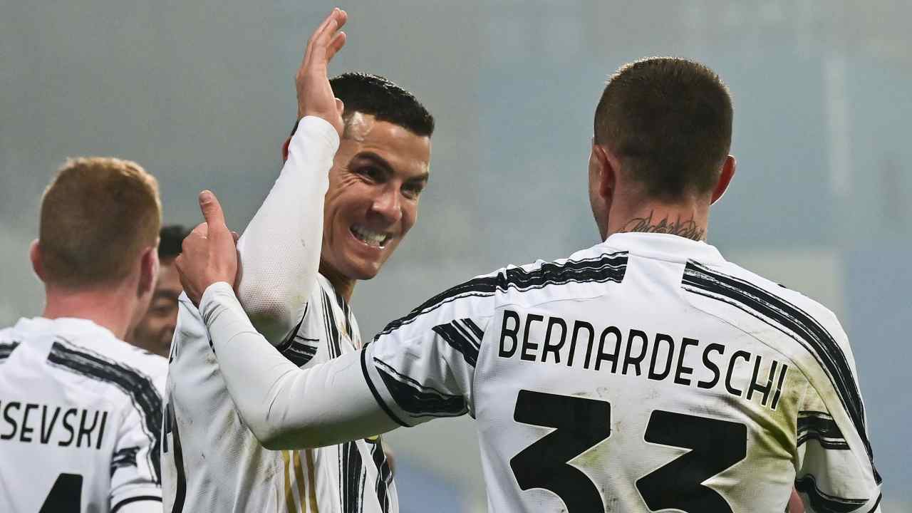 Ronaldo e Bernardeschi esultano