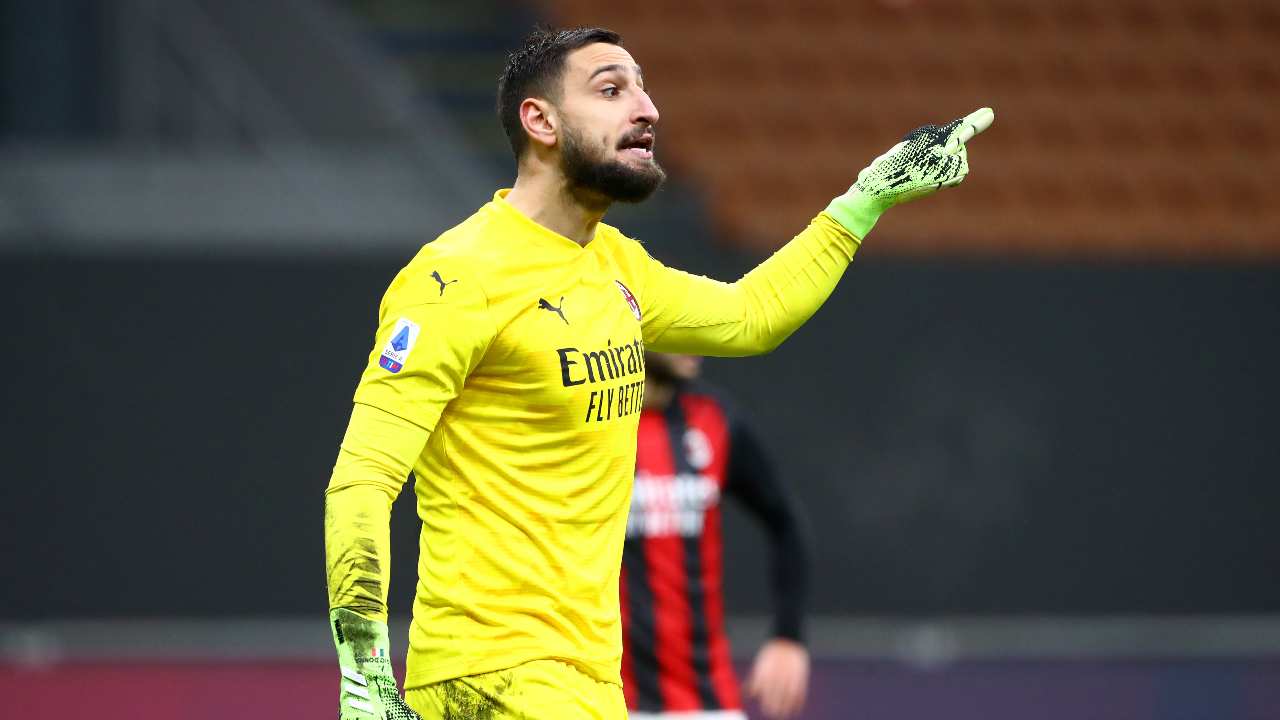 Donnarumma parla con i compagni