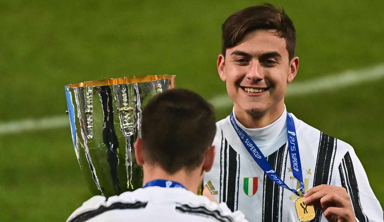 Paulo Dybala con la Supercoppa