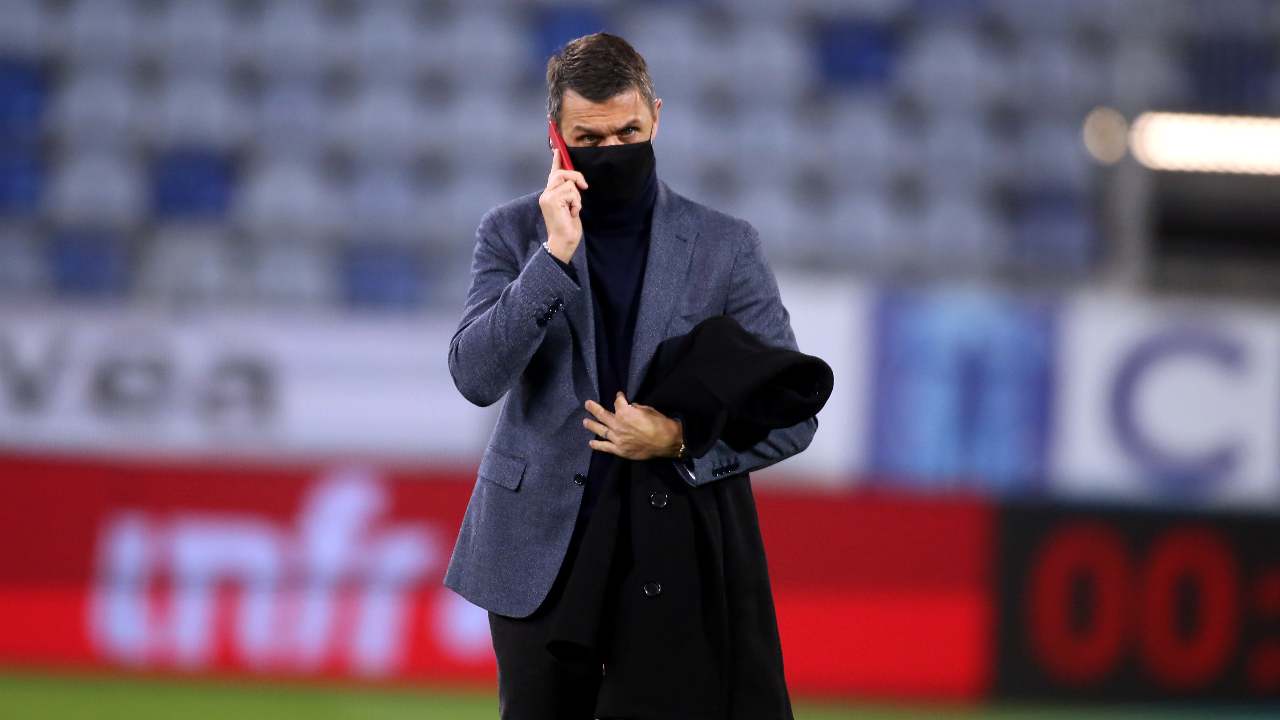 Paolo Maldini al telefono