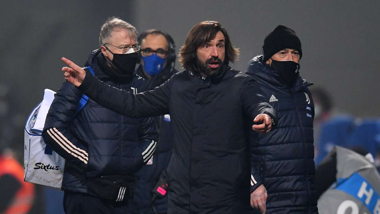 Andrea Pirlo dà indicazioni