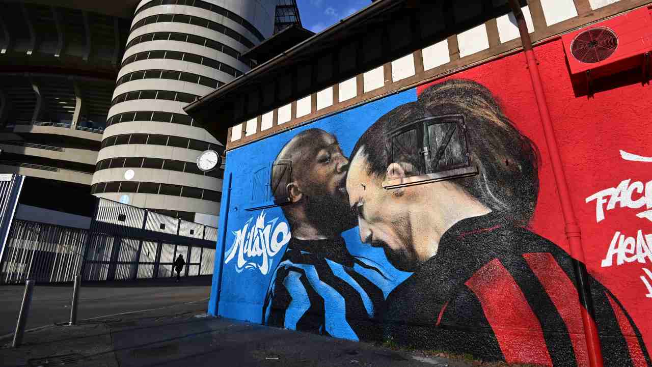 Il murales di Lukaku ed Ibrahimovic all'esterno di San Siro