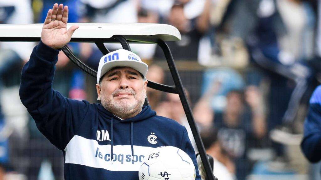 Diego Armando Maradona saluta