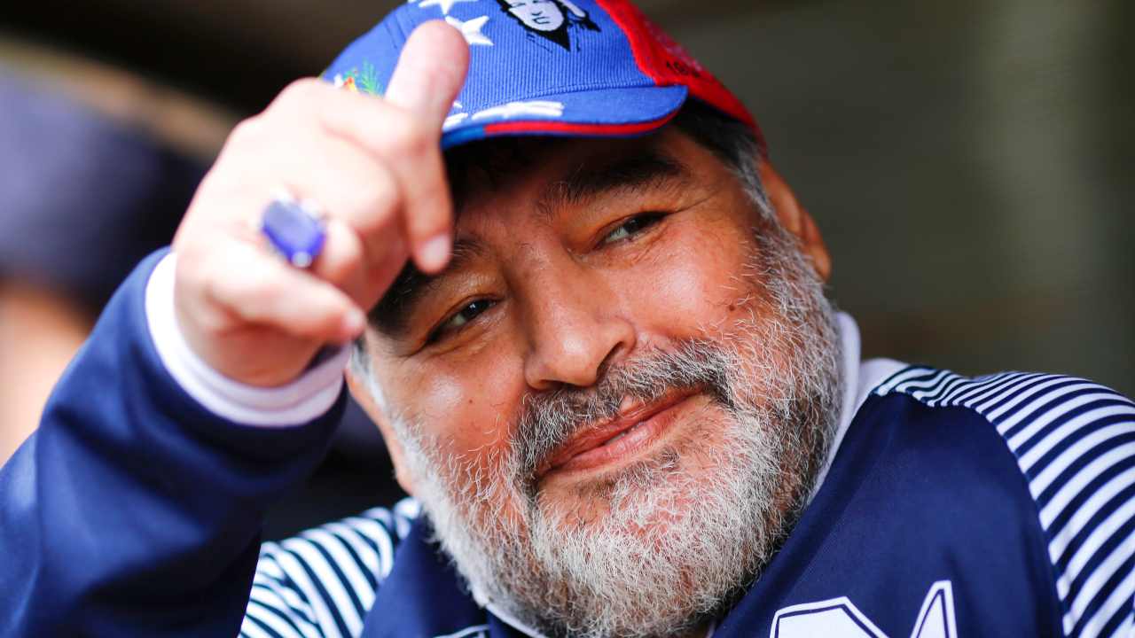 Diego Armando Maradona saluta