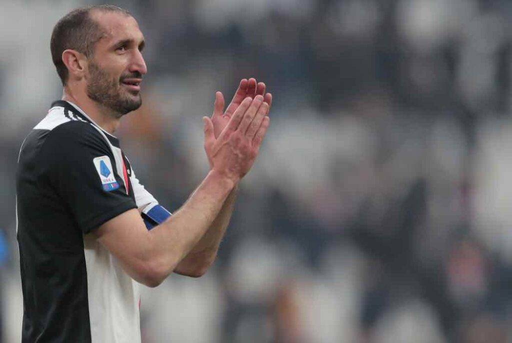 Chiellini applaude in campo