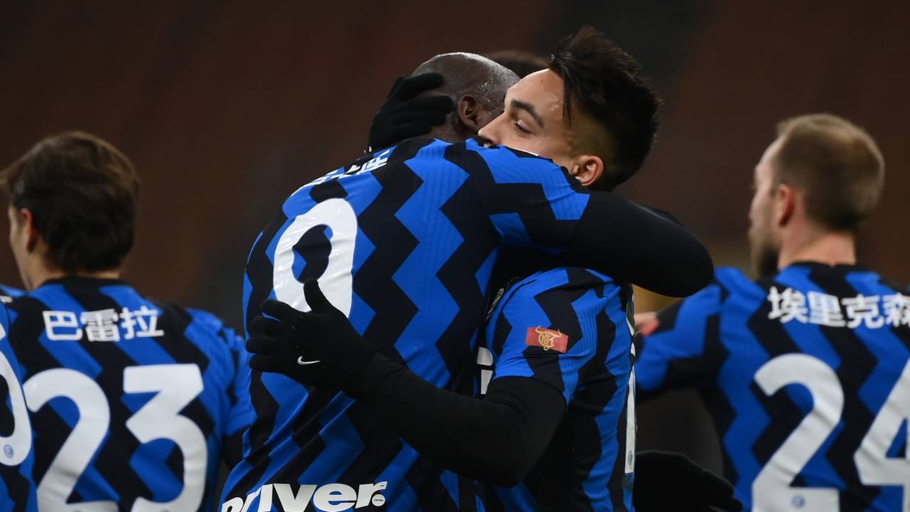 Lukaku e Lautaro s'abbracciano