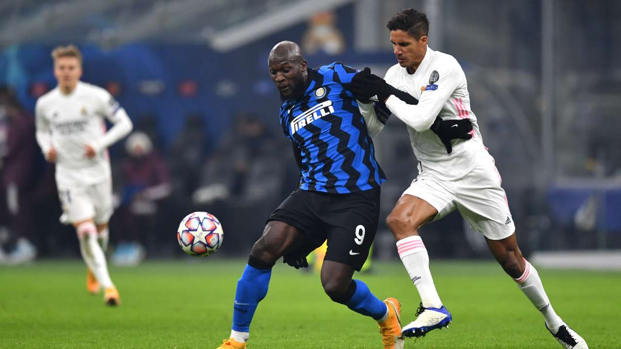 Lukaku e Varane in azione