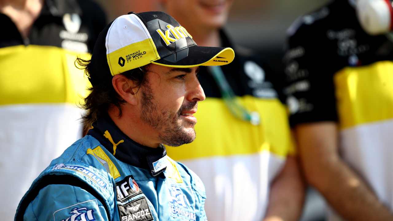 Fernando Alonso pensieroso