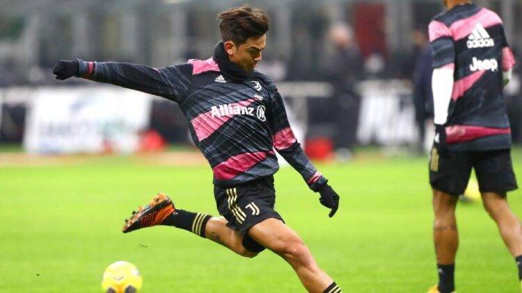 Dybala durante il riscaldamento