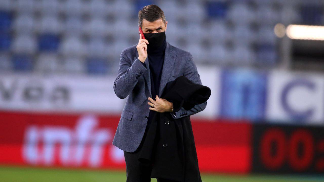 Paolo Maldini al telefono