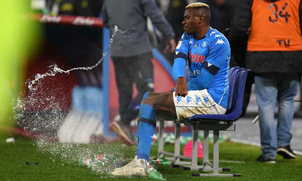 Osimhen lancia la bottiglietta