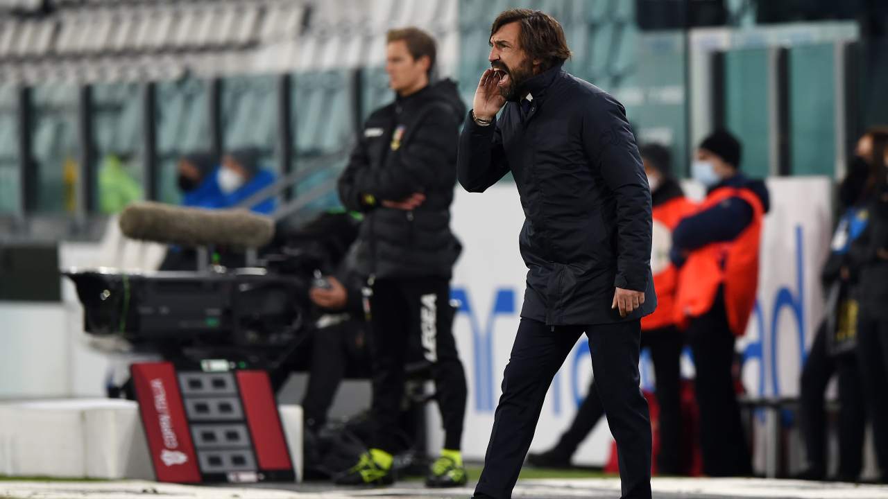 Andrea Pirlo dà indicazioni