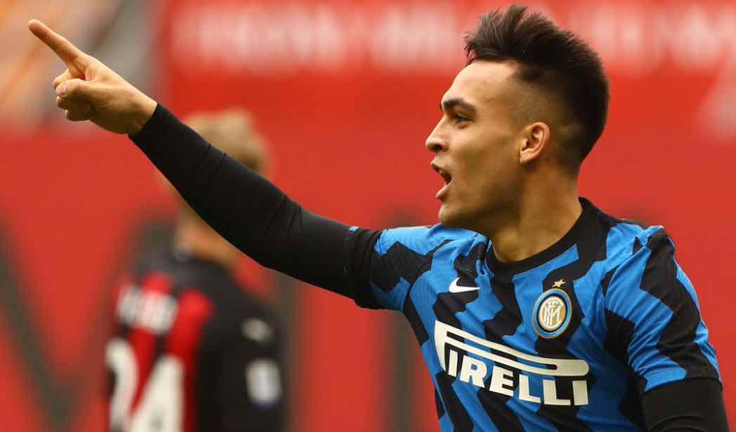 Lautaro Martinez esulta al gol contro il Milan