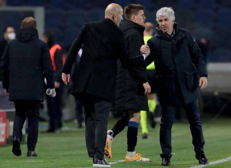 L'allenatore dell'Atalanta Gasperini stringe la mano a Zidane