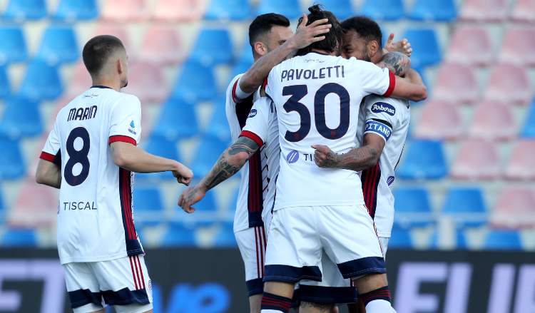 Il Cagliari esulta al gol di Joao Pedro