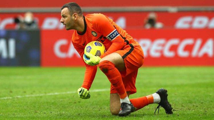 Handanovic col pallone tra le mani