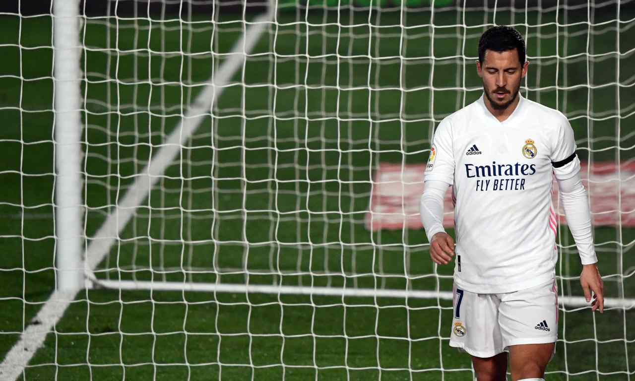 Hazard abbandona il campo sconsolato dopo uno dei suoi tanti infortuni