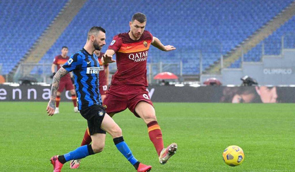 Dzeko e Brozovic si contendono il pallone in Roma-Inter