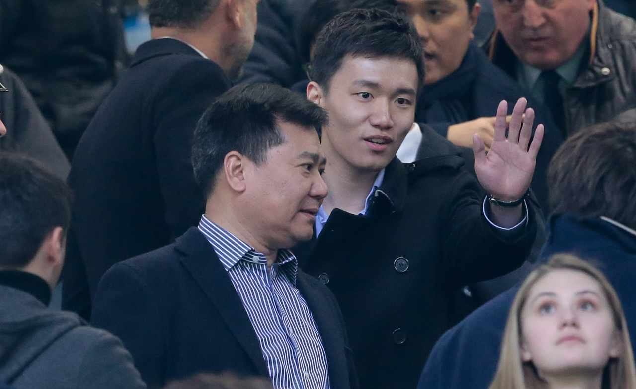 Jindong e Steven Zhang sugli spalti