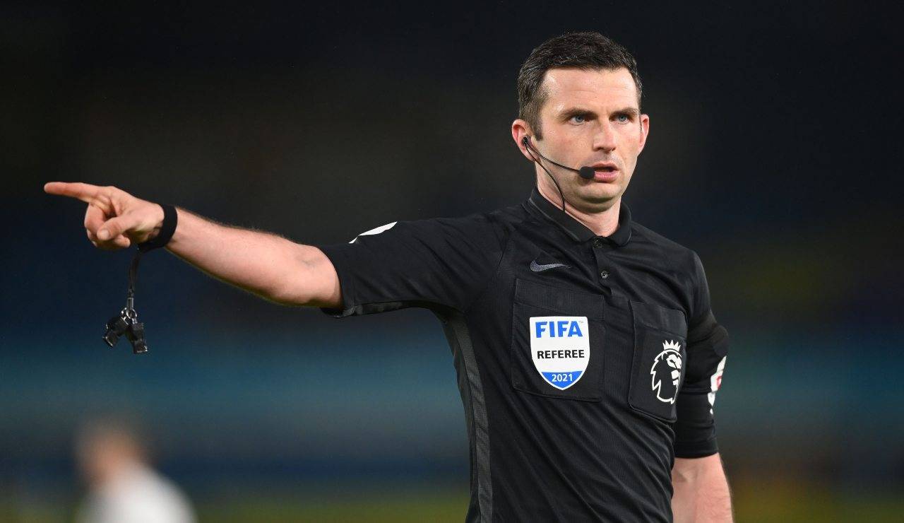 L'arbitro inglese Mike Oliver durante una direzione di gara stagionale