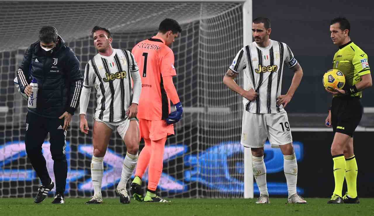 Bonucci guarda sconsolato Arthur dolorante