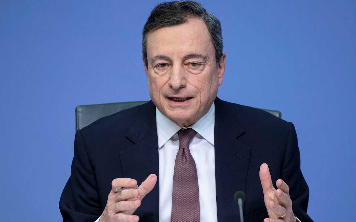 Mario Draghi discute