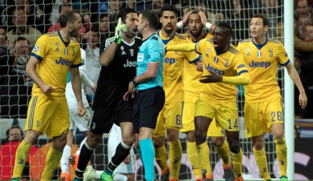 Faccia a faccia tra Buffon e l'arbitro Oliver