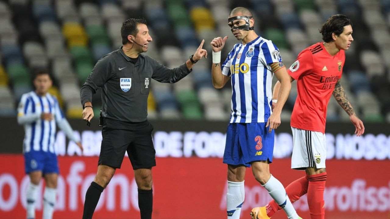 Pepe a colloquio con l'arbitro