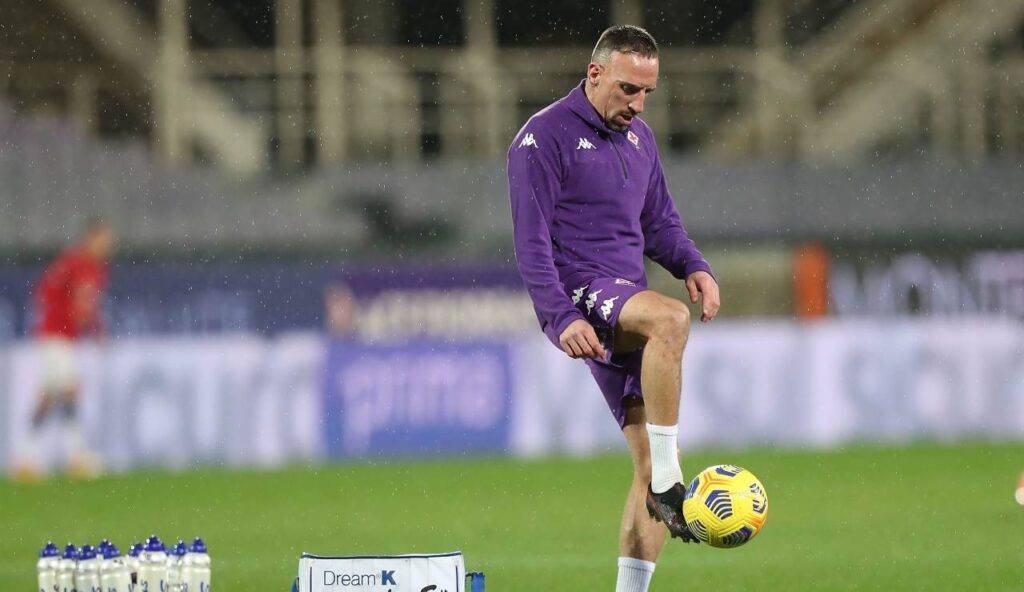 Ribery palleggia prima della partita con la Fiorentina