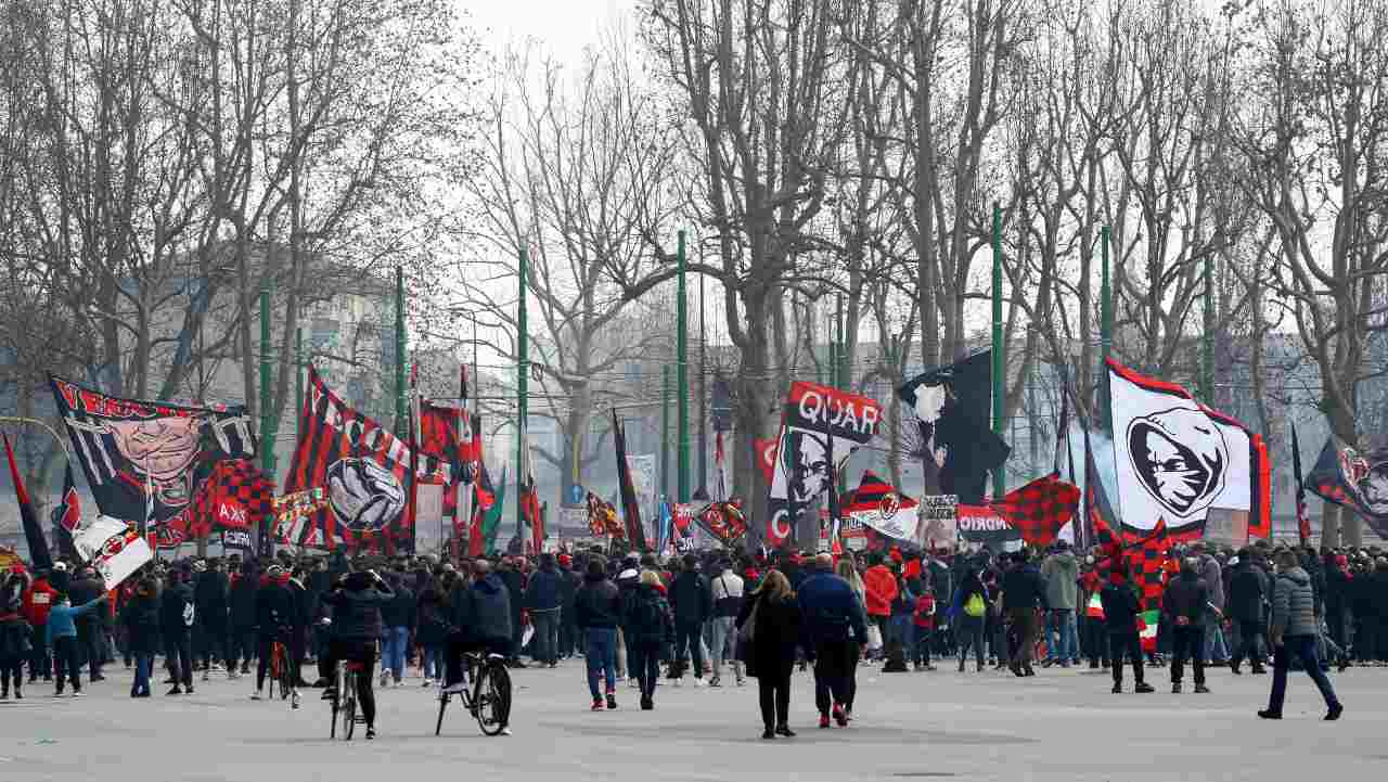 Tifosi del Milan all'esterno di San Siro