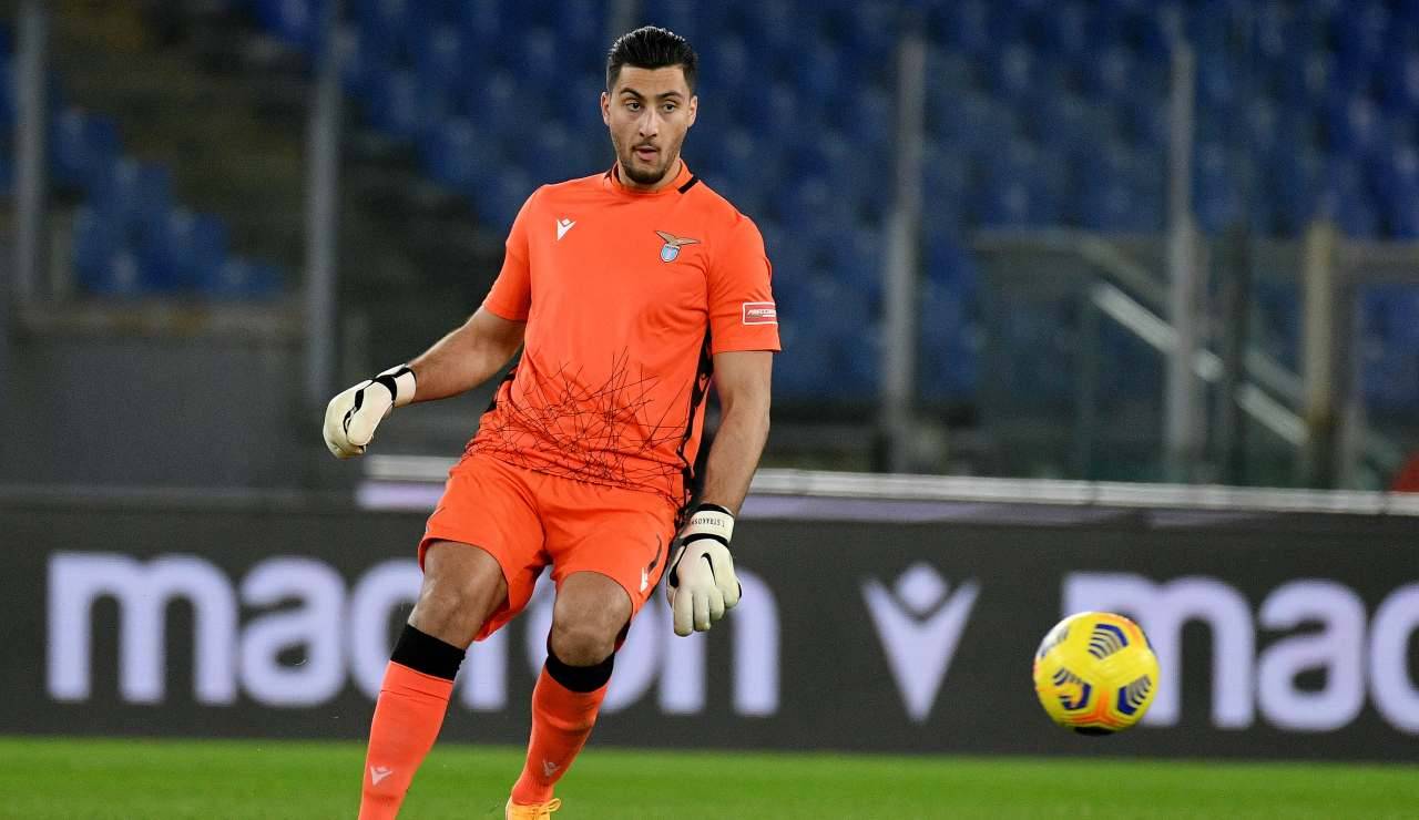 Strakosha gestisce il pallone in area di rigore