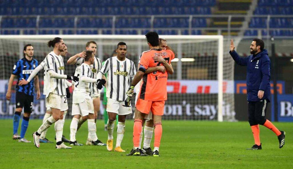 Buffon festeggia con i suoi compagni la vittoria sull'Inter