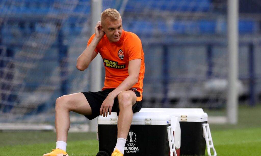 Viktor Kovalenko riposa dopo l'allenamento con lo Shakhtar 